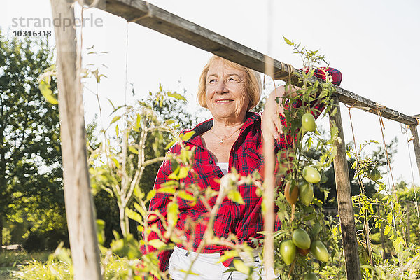 Lächelnde Seniorin im Garten