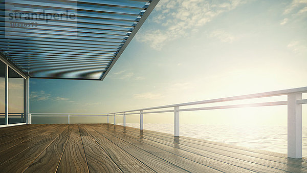 Überdachte Terrasse eines luxuriösen Wohnhauses am Meer
