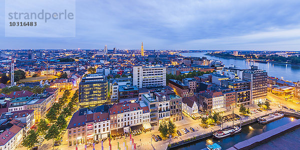 Belgien  Flandern  Antwerpen  Stadtansicht mit Schelde am Abend
