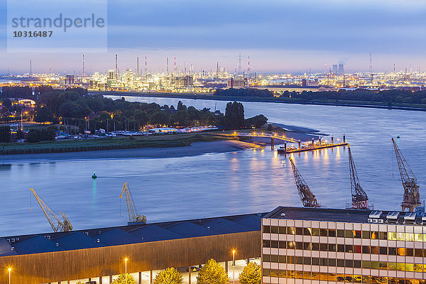 Belgien  Flandern  Antwerpen  Blick auf das Hafengebiet mit Industriegebiet am Fluss Scheidt am Abend