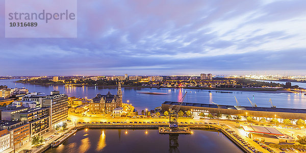 Belgien  Flandern  Antwerpen  Blick auf Eilandje  ehemaliges Hafengebiet und Scheidt am Abend