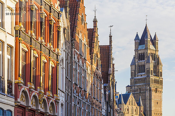 Belgien  Flandern  Brügge  Altstadt  Häuserfassaden in der Steenstraat  St. Salvators Kathedrale