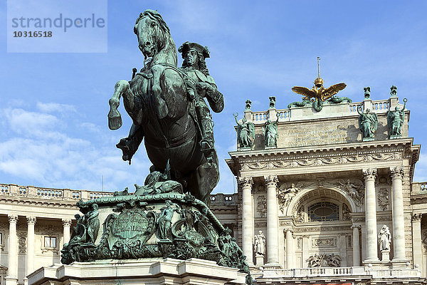 Österreich  Wien  Blick auf die beleuchtete Hofburg und die Equeatrian Sculpture Prince Eugen im Vordergrund