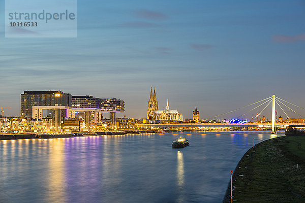 Deutschland  Nordrhein-Westfalen  Köln  Rheinauhafen mit Kranhäusern  Kölner Dom und Severinsbrücke am Abend