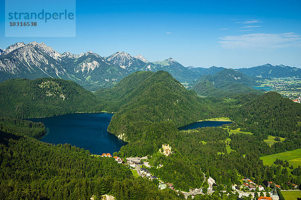 Deutschland  Bayern  Allgäu  Blick auf Schloss Hohenschangau  Alpsee und Schwansee