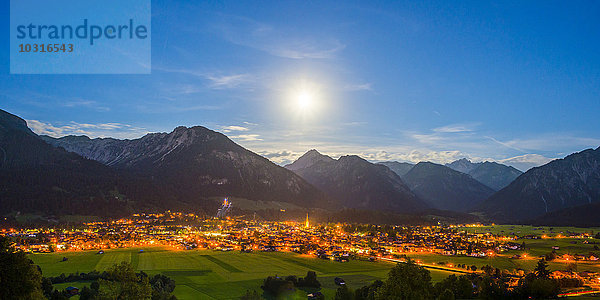 Deutschland  Bayern  Allgäuer Alpen  Oberstdorf bei Nacht