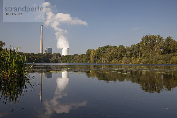 Deutschland  Nordrhein-Westfalen  Bergkamen  Kraftwerk Bergkamen  Beversee im Vordergrund  Naturschutzgebiet