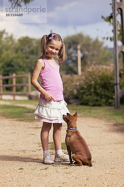 Porträt des lächelnden Mädchens mit ihrem Hund