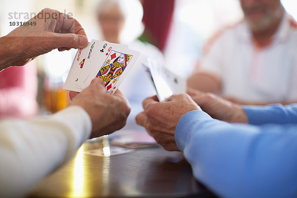 Senior Freunde spielen Karten