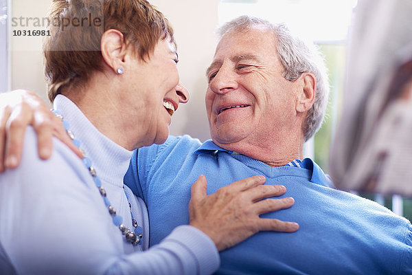 Glückliches Seniorenpaar  das sich umarmt