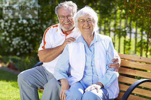 Glückliches Seniorenpaar auf der Parkbank