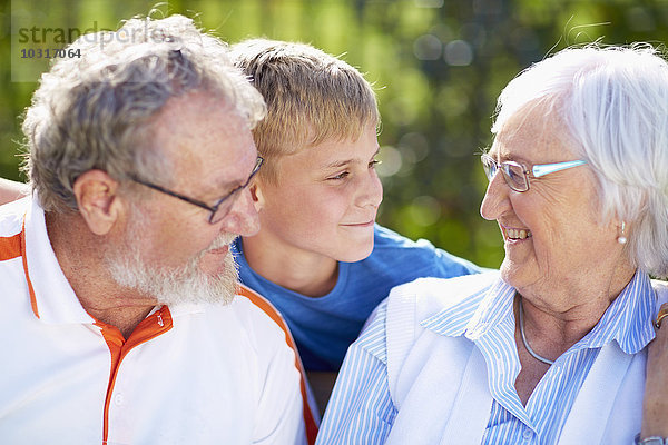 Großeltern mit Enkel im Freien