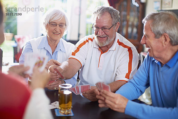 Senior Freunde spielen Karten