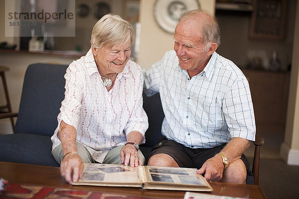 Seniorenpaar mit Fotoalbum