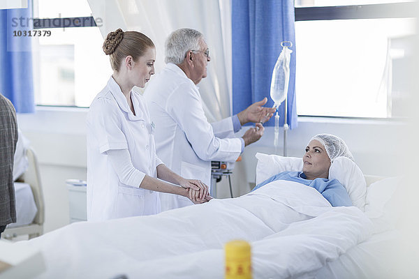 Arzt und Krankenschwester im Krankenbett eines schwerkranken Patienten im Krankenhaus