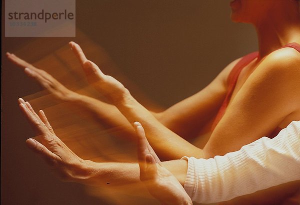 Die Arme und Hände zweier Frauen in Bewegung  dargestellt in der Heileurythmie