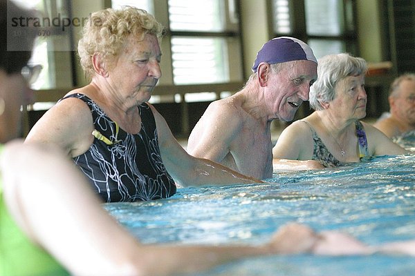 Wassergymnastik für Senioren im Zeiler Hallenbad