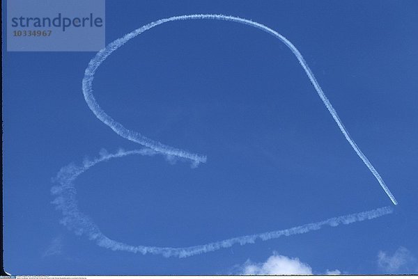 Skypainter malt ein Love-heart in den blauen Himmel