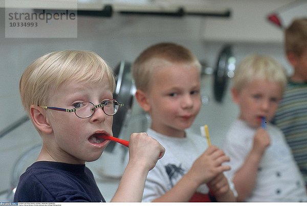 Zahnarztpraxis  Kinder lernen das richtige Polieren der Zähne