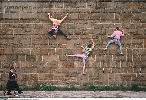 Freeclimber an einer Steinmauer während eines Trainings