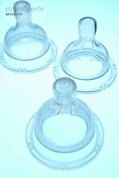 Drei Sauger für Babyfläschchen auf blauer Basis