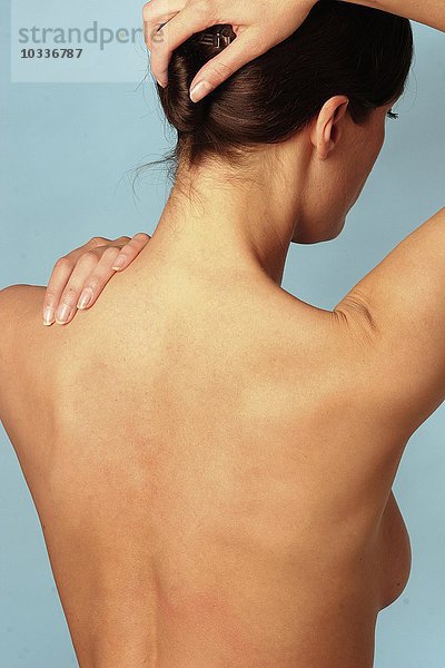Nacken- und Schulterbereich einer jungen erwachsenen Frau - Nackenschmerzen
