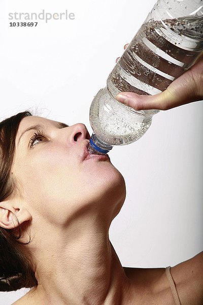 eine Frau trinkt Wasser