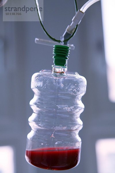 Plastikflasche für das Wundgeheimnis durch Unterdruck wirken