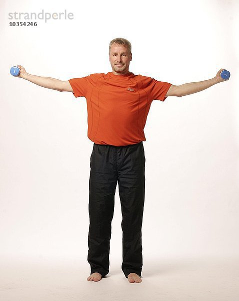 älterer Mann hält zwei Hanteln in den Händen - macht Übungen zur Stärkung der Schulterblätter und der Wirbelsäule - gut bei Verhärtungen im Schulter - Nacken - Bereich