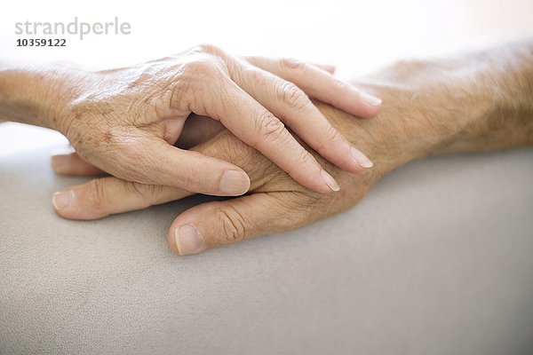 Älteres Paar hält Hände