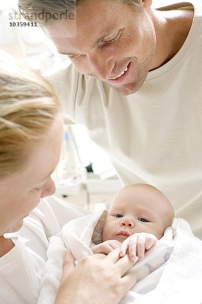 Eltern und neugeborenes Baby