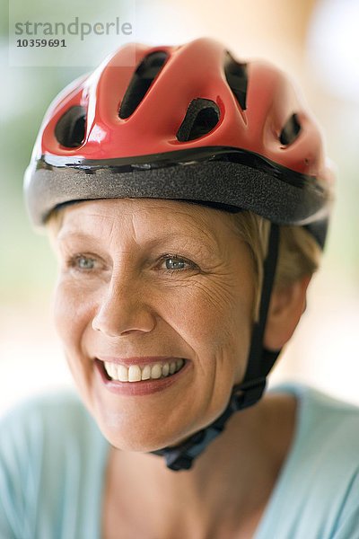 Radfahrer trägt einen Helm