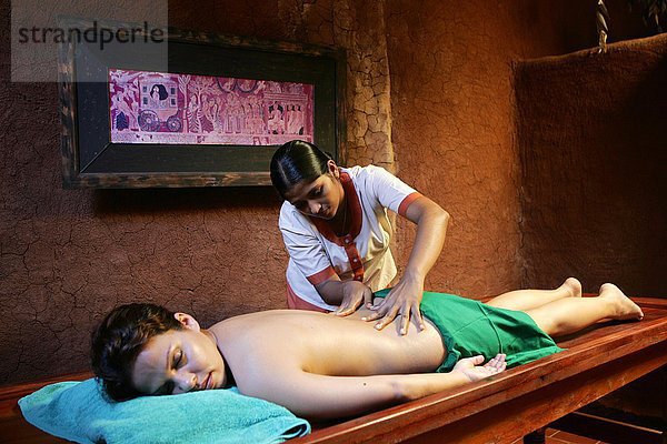 LKA  Sri Lanka : Siddhalepa Ayurveda Resort  ayurvedische Massage. Bei Verwendung des Fotos ausserhalb journalistischer Zwecke bitte Rücksprache mit dem Fotografen halten! Kein Modelrelease!