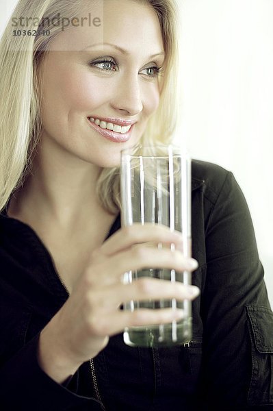 Frau trinkt ein Glas Wasser