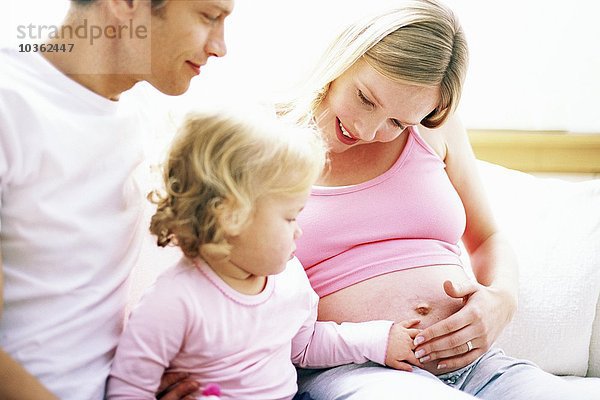 Schwangere Frau und Familie