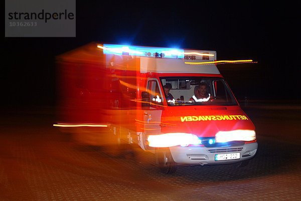 Die Feuerwehr. Feuerwehrauto auf dem Weg zu einem Notfall  mit blinkenden blauen Lichtern. Ambulanzwagen