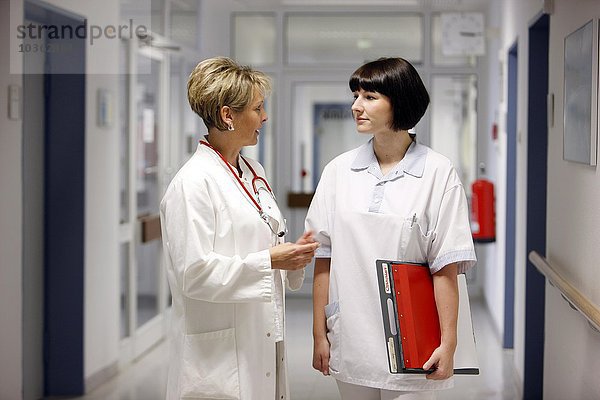 Ärztin in einem Krankenhaus. Im Gespräch mit einer Krankenschwester