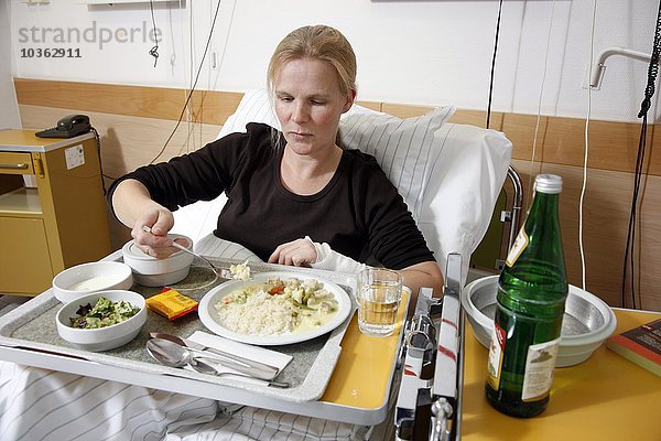 Patientin beim Mittagessen  in einem Krankenhaus