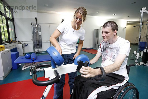 Patienten  die im Rahmen der Rehabilitation ein Training zum Muskelaufbau absolvieren