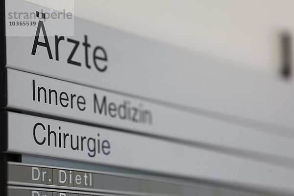 Detailaufnahme einer Informationstafel in einem Krankenhaus