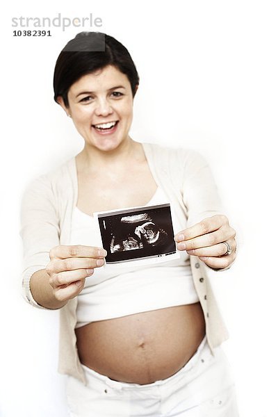 Schwangere Frau hält ihr Baby in der Hand