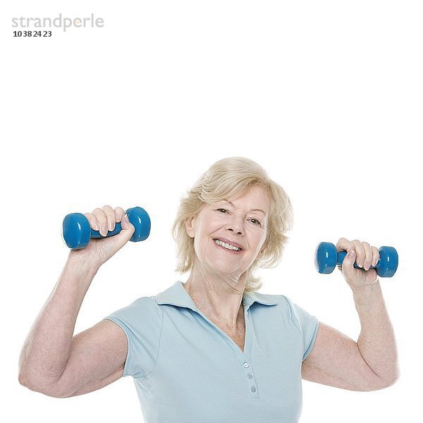 Ältere Frau hebt Gewichte
