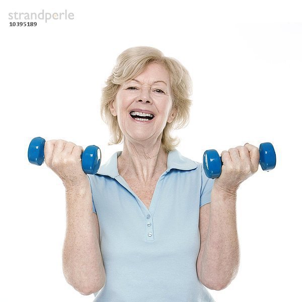 Ältere Frau hebt Gewichte