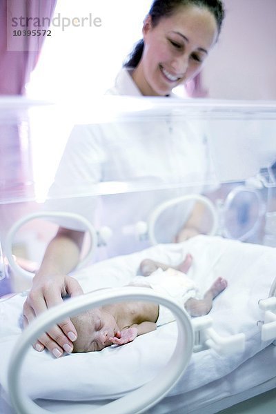 Krankenschwester und Frühgeborenes