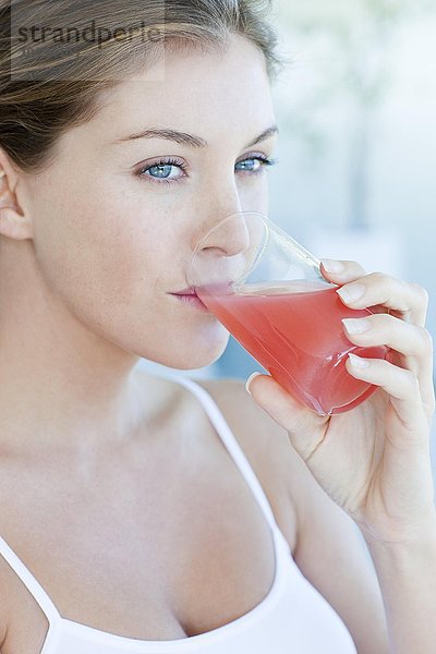 Frau trinkt Cranberrysaft