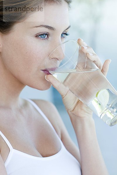 Frau trinkt Wasser mit Kalk