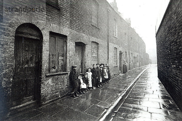 Londoner Slums  um 1900 (s/w-Foto)