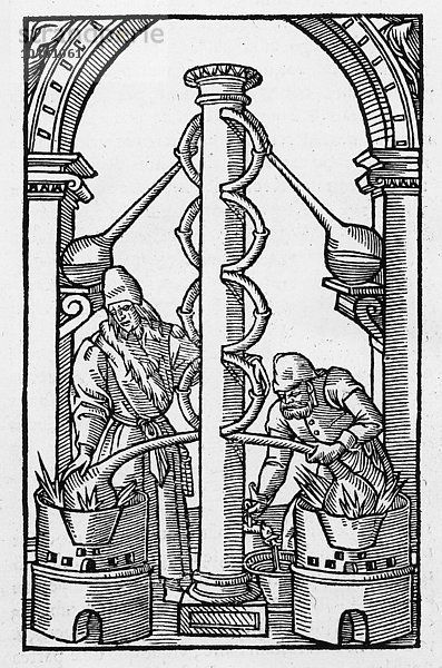 Der Alchemist bei der Arbeit  Kopie einer Illustration aus Coelum Philosophorum von Philippus Ulstadius  Paris 1544  verwendet in einer Geschichte der Magie   veröffentlicht Ende des 19.