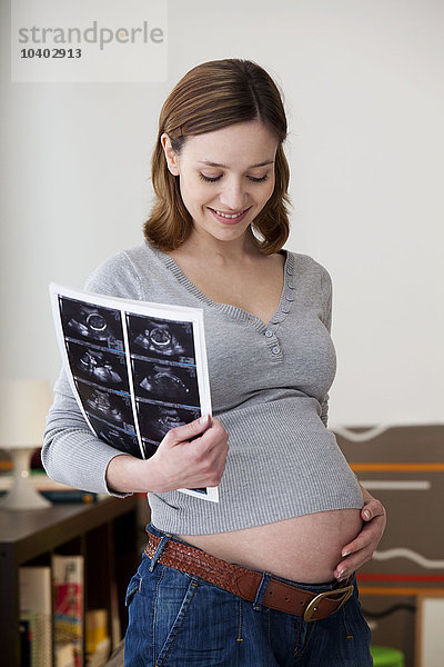 FEMME ENCEINTE ECHOGRAPHIE