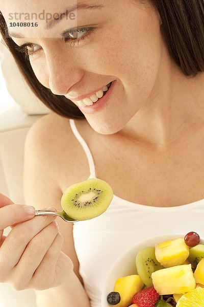 Schwangere Frau isst einen Obstsalat